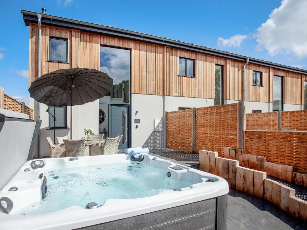 内瑟·斯托威Bluebell-uk34613的庭院内的热水浴池和遮阳伞