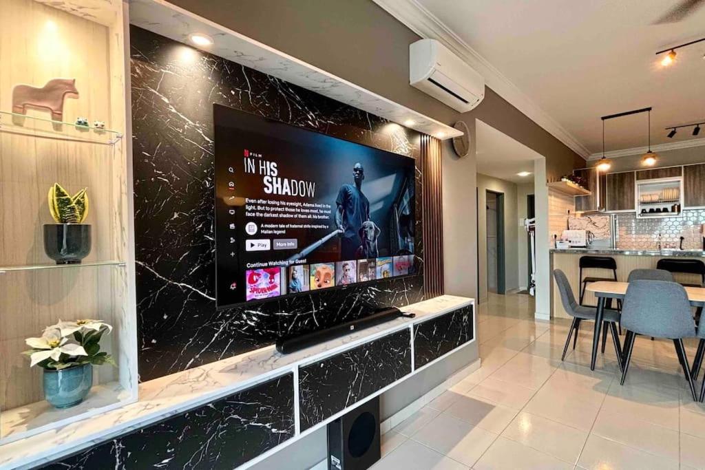 峇六拜COZY Modern Spacious 8pax S PICE Penang的客厅设有壁挂式平面电视。