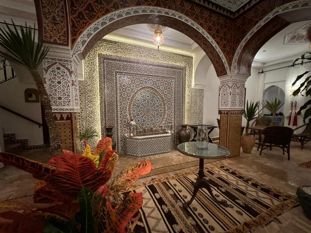 丹吉尔Hostel Al-Qurtubi的大型客房设有浴缸和桌子。