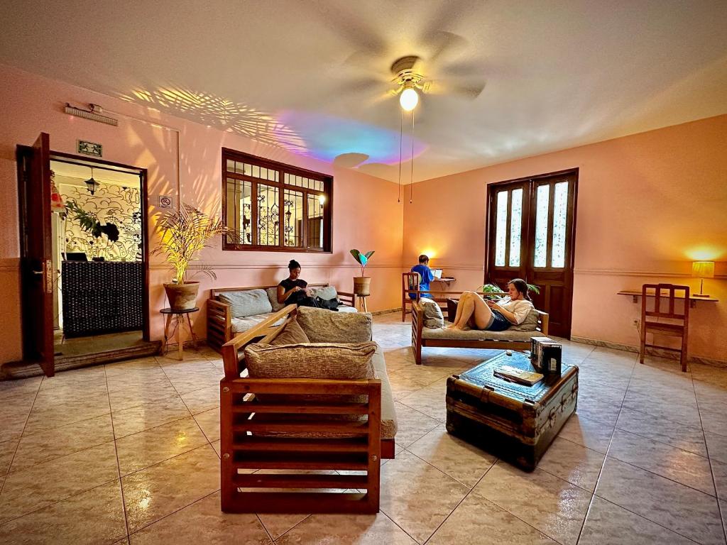 瓦哈卡市Hostal Central Oaxaca的客厅,沙发上的人