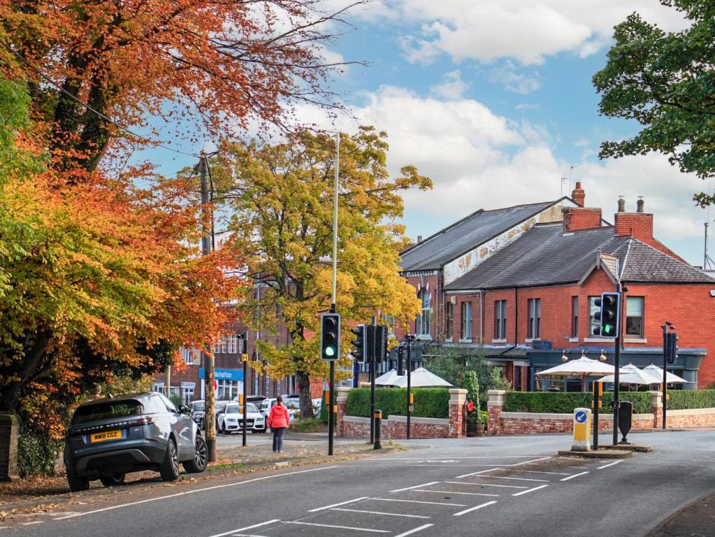 East BoldonThe Saddlers Cottage的城市街道,有交通灯和建筑物