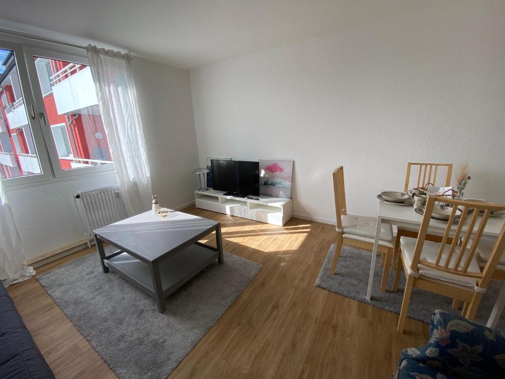 杜塞尔多夫Apartment Düsseldorf City with free parking space的一间带桌子的客厅和一间餐厅