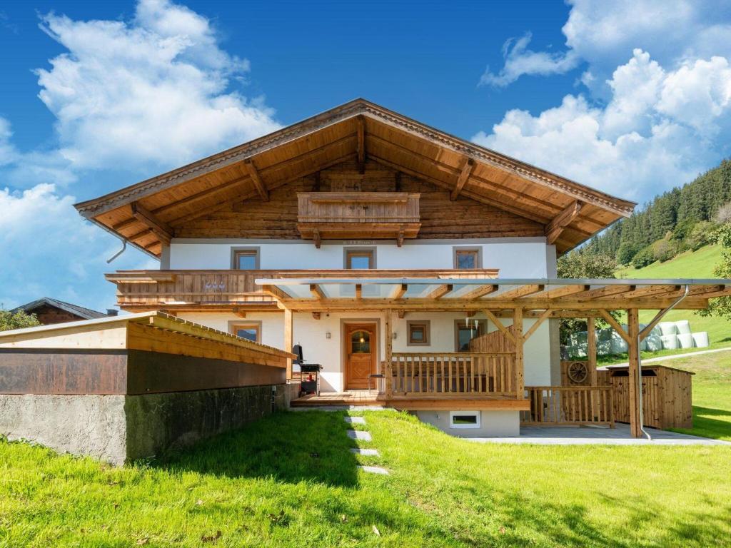 Dorfbeautifully renovated farmhouse Stoanerbauer with a wonderful view的一座带木屋顶的房子
