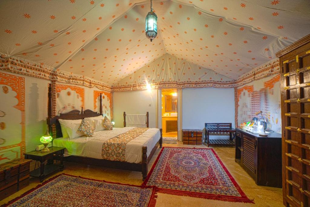 山姆Hilton Jaisalmer Desert camp的卧室配有一张床