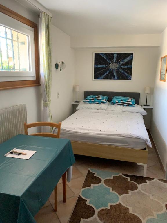 ViryChez les Michel的一间卧室配有一张床、一张桌子和一个窗户。