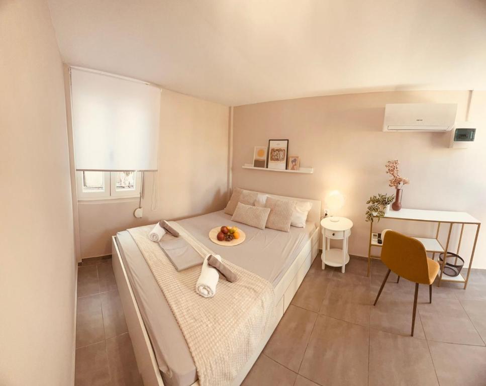 雅典Cactus Luxury suite1的一间卧室,配有一张带一盘食物的床