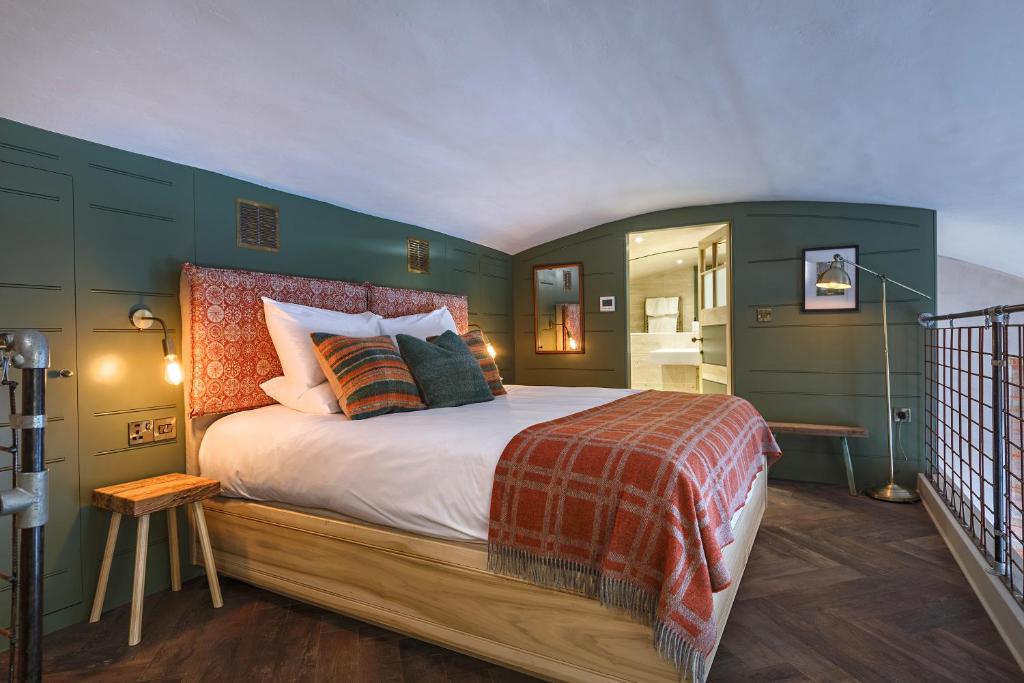 霍尔特Shirehall Apartments的一间卧室设有一张带绿色墙壁的大床