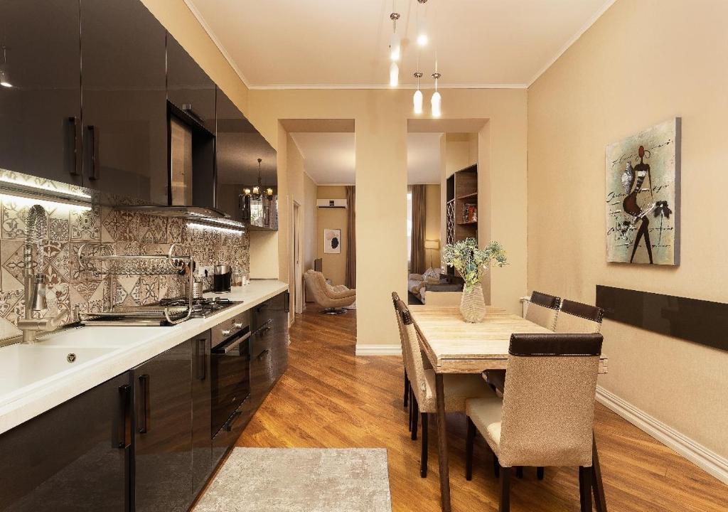 第比利斯HD Dream Apartment的一间带桌子的厨房和一间餐厅