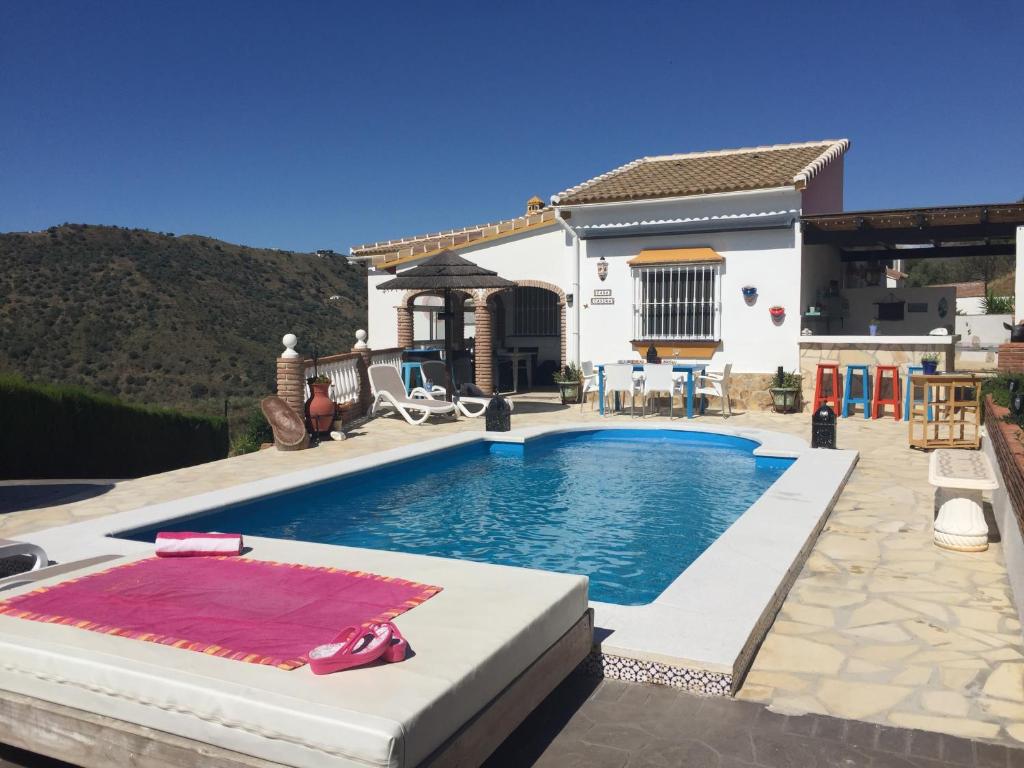 比纽埃拉Villa Casira met 2 studio's - 10 personen, Viñuela, Costa Del Sol的别墅前设有游泳池