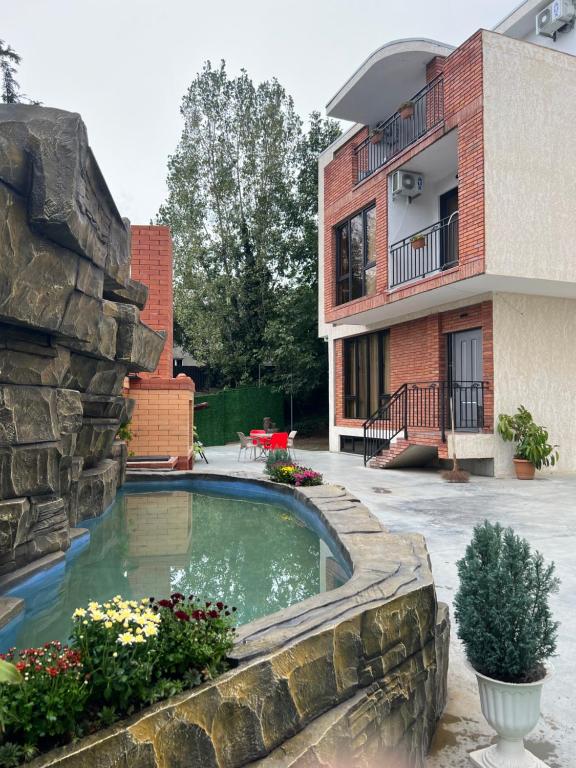 第比利斯villa with beautiful view 2的一座游泳池,位于一座建筑旁的院子内