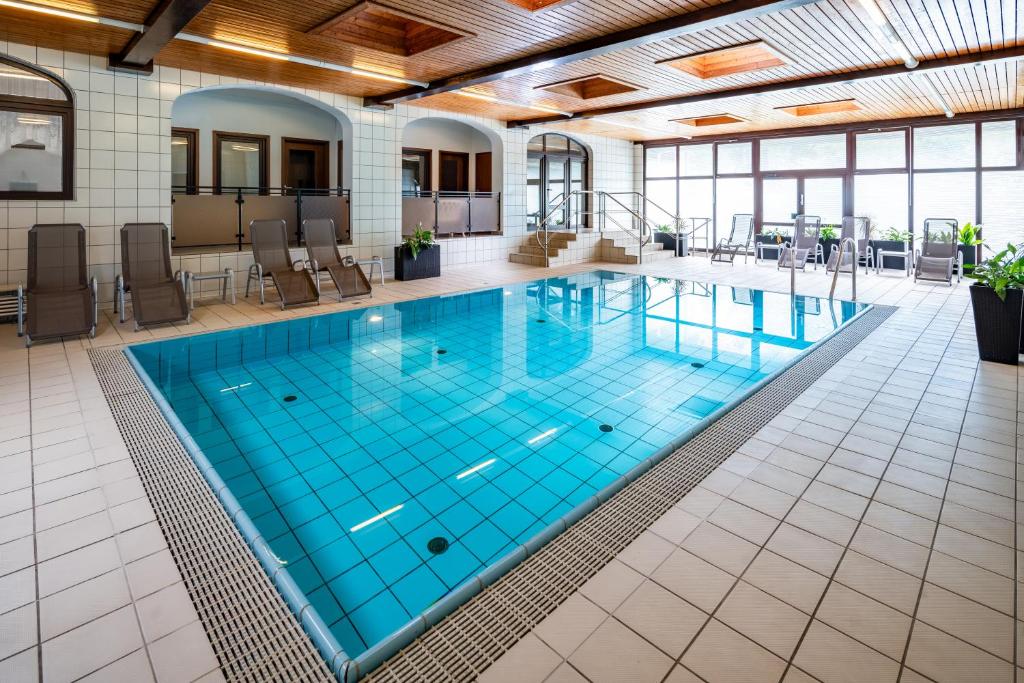 皮尔纳邮政酒店的一座蓝色海水的大型室内游泳池