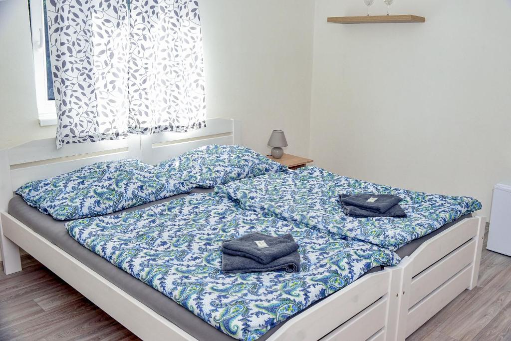 特热邦Penzion u Vodníka的卧室内的一张带两个枕头的床