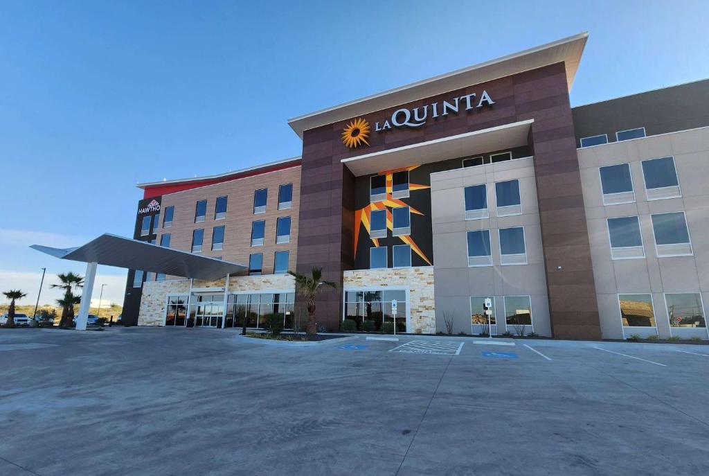 德尔里奥La Quinta Inn & Suites by Wyndham Del Rio的前面有 ⁇ 的标志的建筑