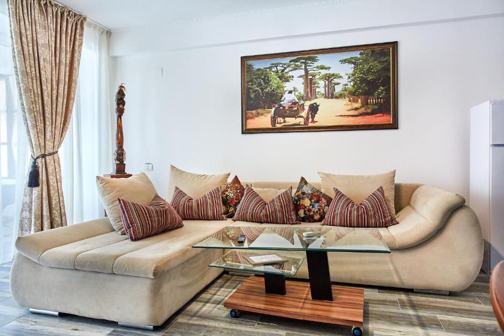 艾福雷诺德Apartament Madagascar Boutik Cytadell的带沙发和玻璃桌的客厅