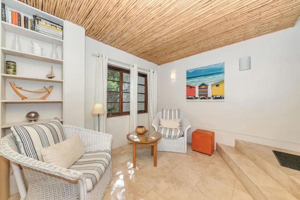 Tropical 1BD Hideaway near Queens Beach Fresnaye!的休息区