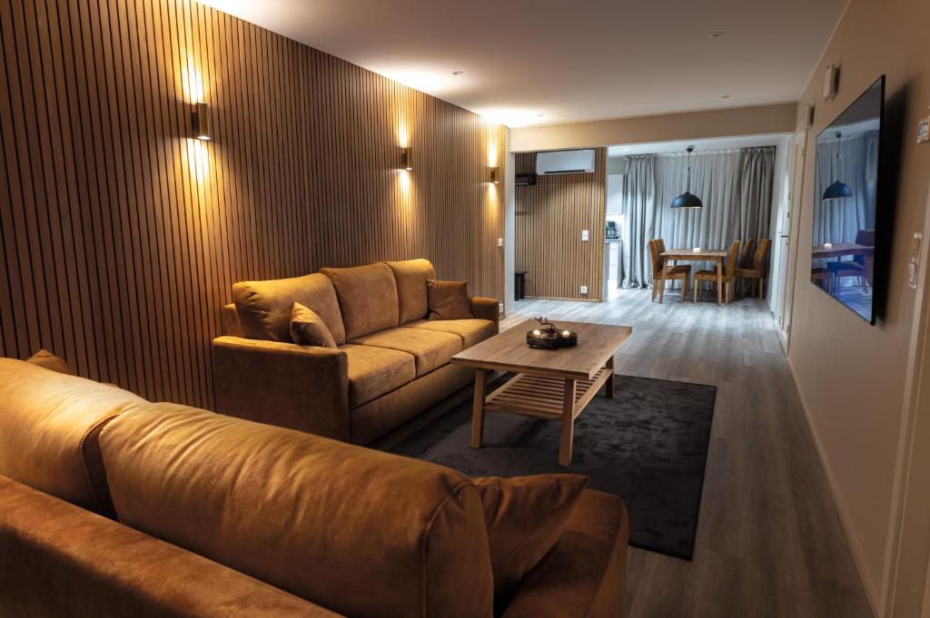 罗瓦涅米Royal Roi Apartments的客厅配有沙发和桌子