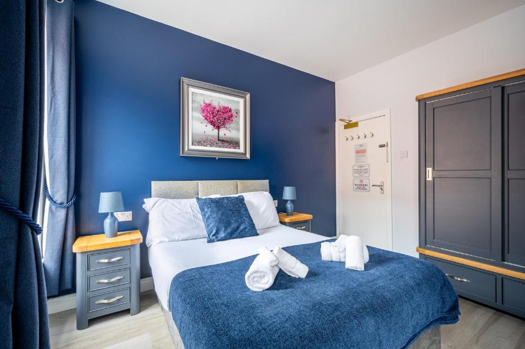 伦敦德里张伯伦之家酒店的蓝色卧室,配有带毛巾的床