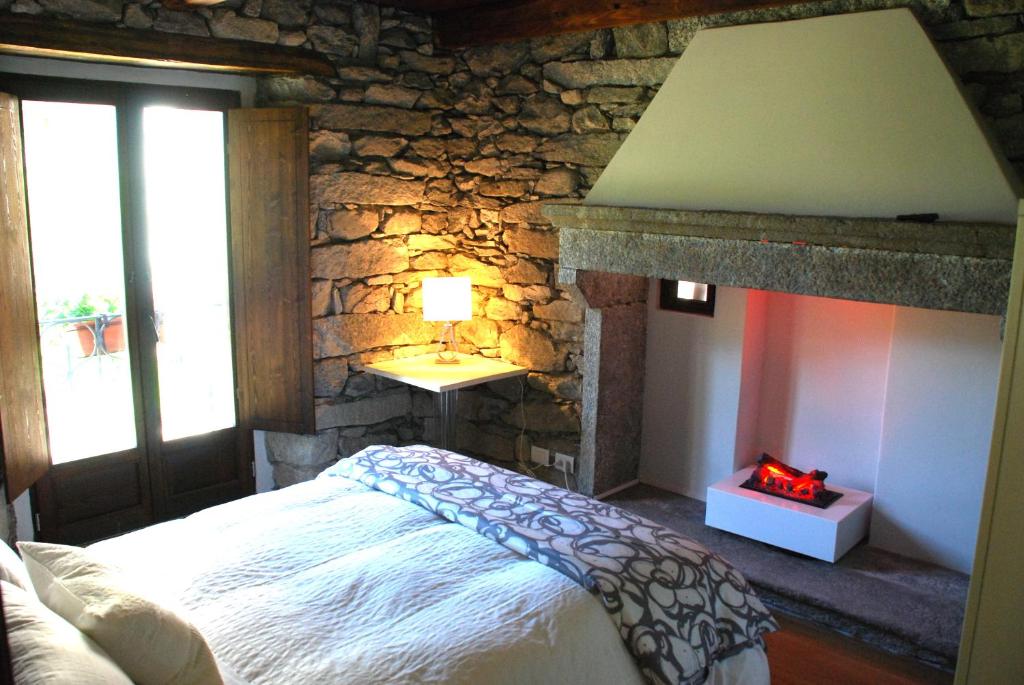 CadareseIl Borgo Antico的一间卧室设有一张床和石墙