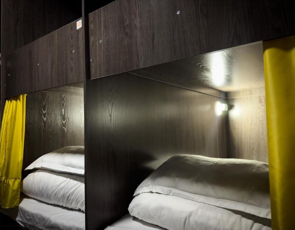 阿拉木图Crypto Hostel的一间客房内配有两张双层床的房间