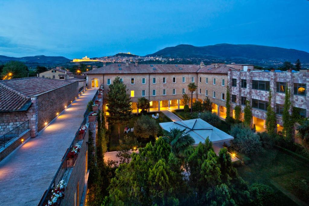 阿西西TH Assisi - Hotel Cenacolo的夜晚城市的空中景观