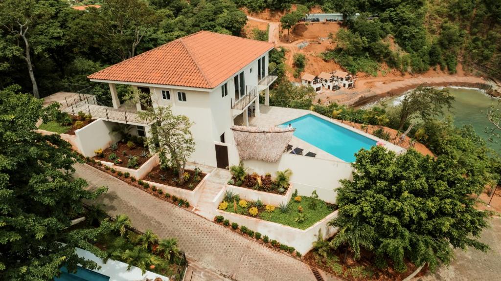 南圣胡安Seaside Serenity at Casa Cala Azul home的享有带游泳池的房屋的空中景致