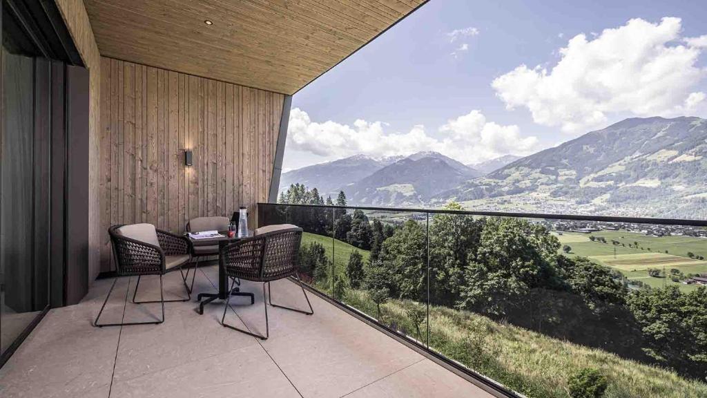 奇勒谷地哈特Panorama Eagle Lodge的阳台配有桌椅,享有山景。
