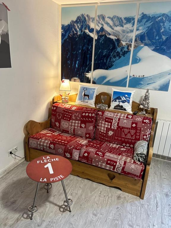 拉菲克拉Studio Croix du berger的一张沙发,一张沙发上挂着山景