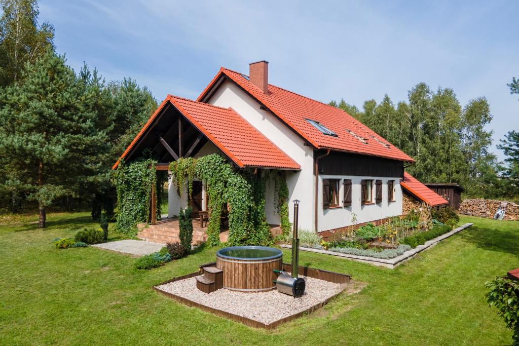 Stara KiszewaPrzytulisko Stara Kiszewa的一座白色的小房子,拥有橙色的屋顶
