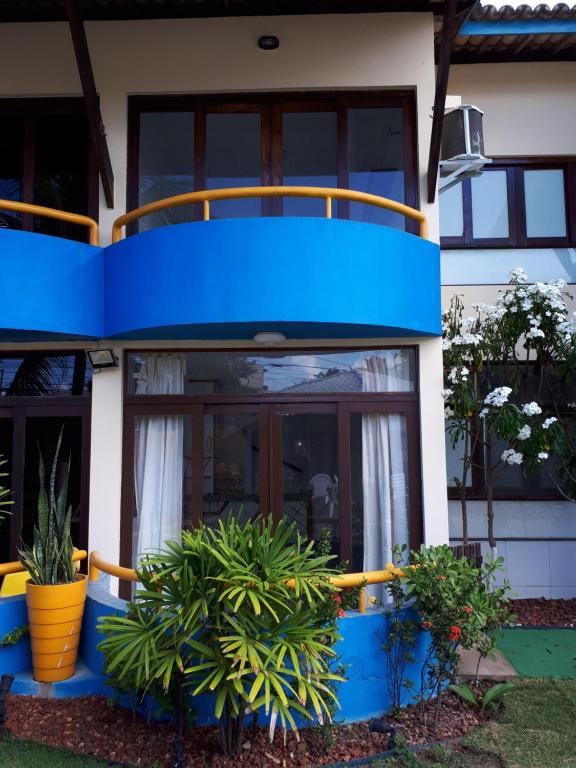 萨尔瓦多Casa 02 Quartos em frente às Praias mais belas de Salvador的一座蓝白色房子,前面有植物