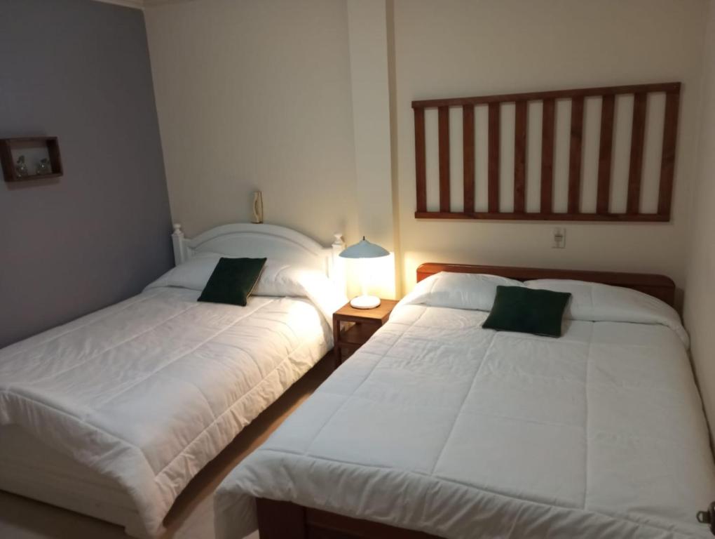 洛哈Mini suite的卧室内两张并排的床
