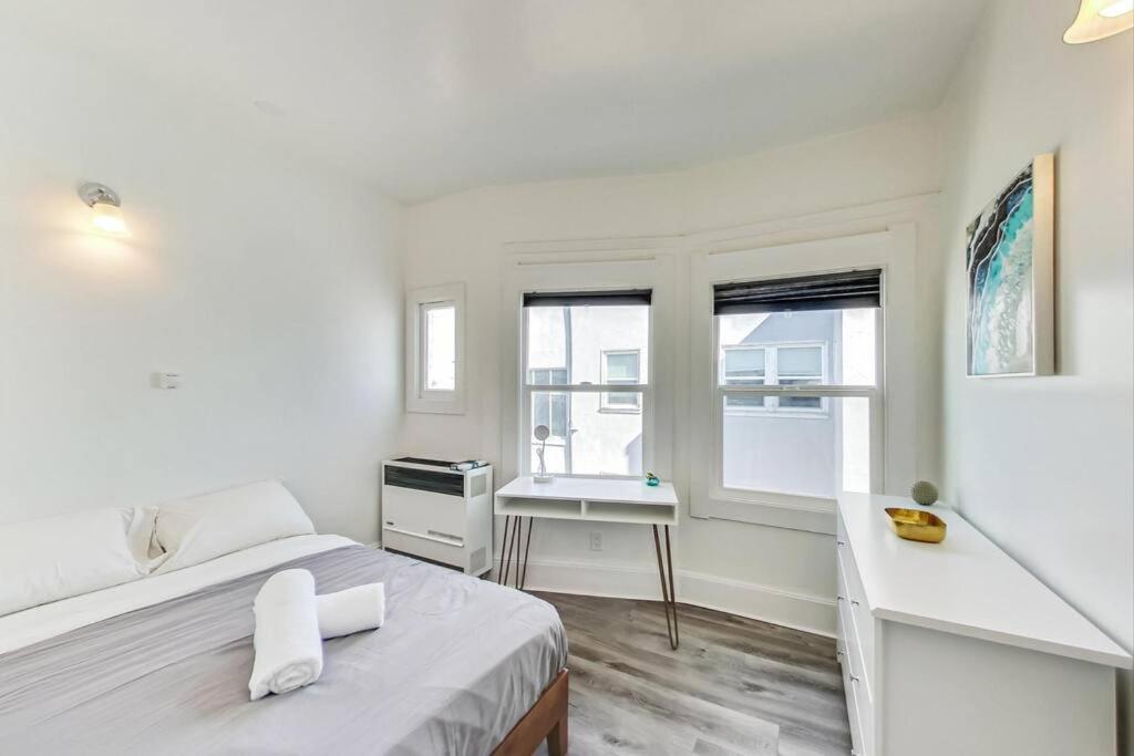 伯克利Best Location 3BR by UCBerkeley的卧室配有一张床、一张书桌和窗户。