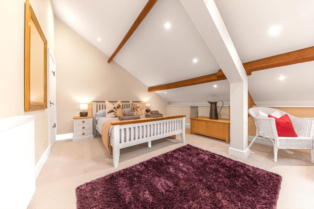 霍克斯黑德Rose Barn的一间卧室配有一张床和紫色地毯