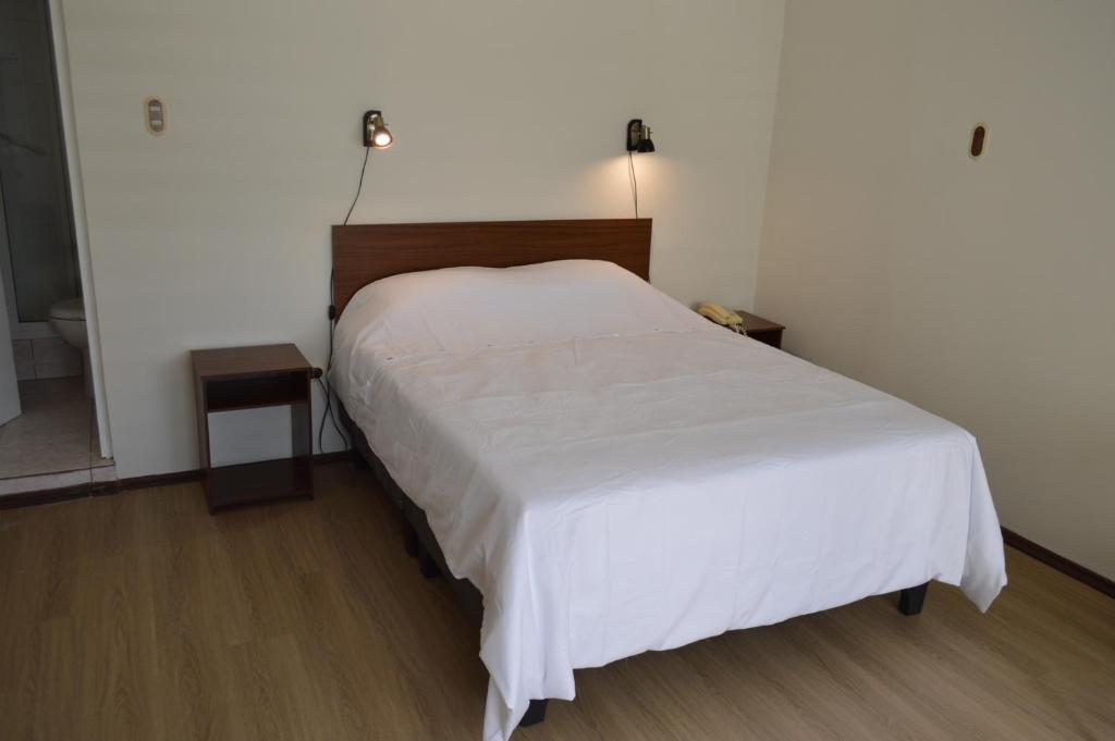 奇廉Hotel Rukalaf的一间卧室配有一张带白色床罩的床