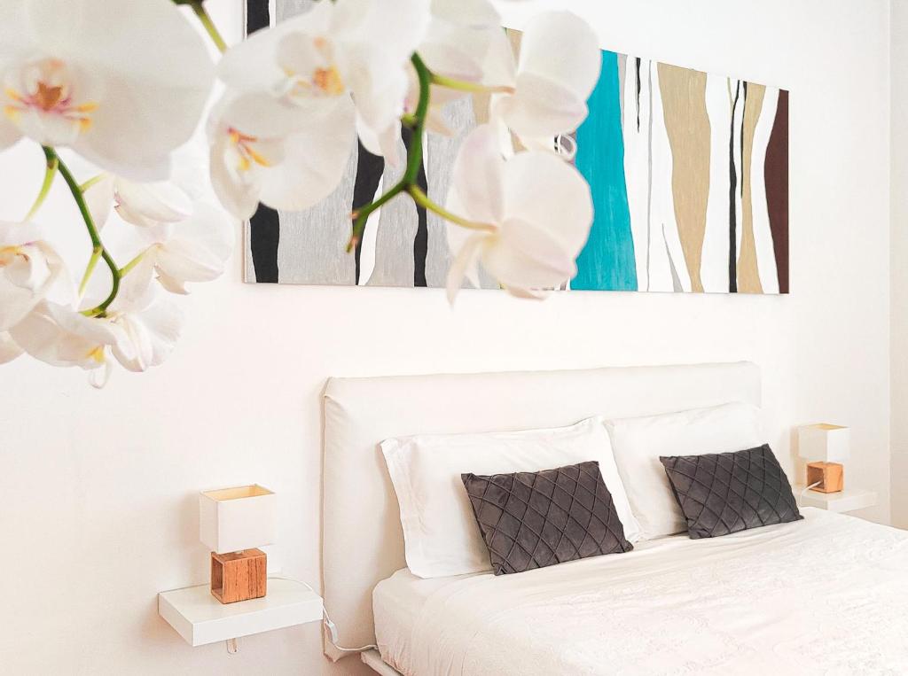 维罗纳Corte Melone room rental的卧室配有白色的白色床,