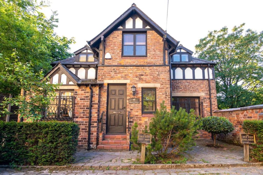 曼彻斯特Detached house with gated parking in Whalley Range的黑色屋顶砖屋