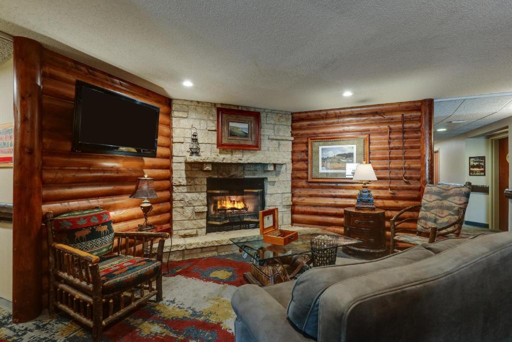 加利纳Stoney Creek lnn Galena的带沙发和壁炉的客厅
