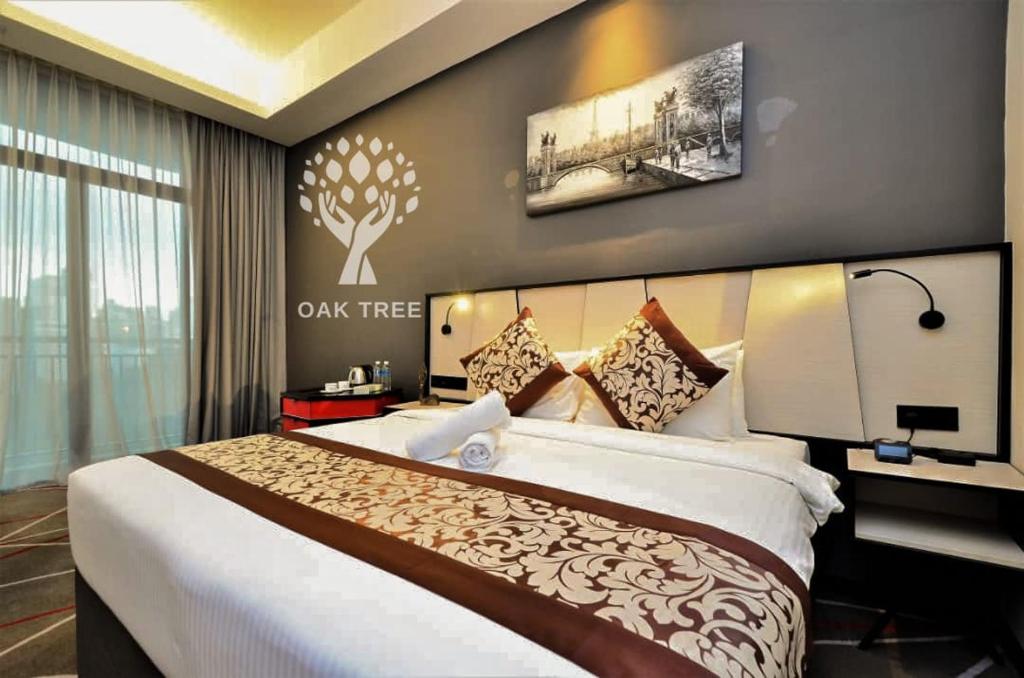 吉隆坡Red M101 by Oak Tree的一间卧室,卧室内配有一张大床