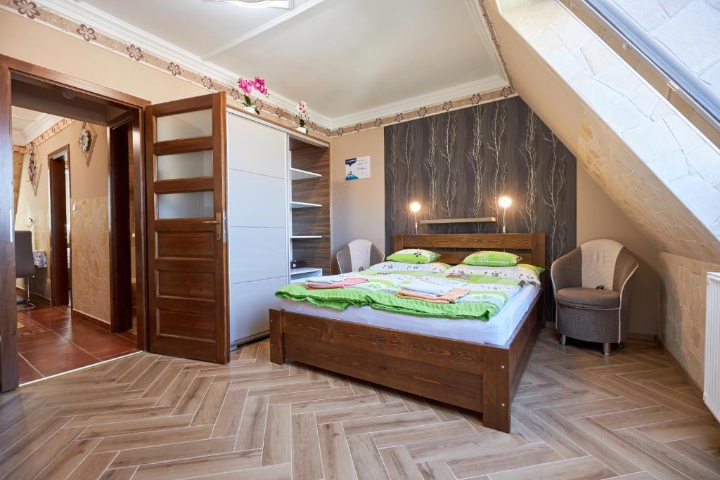 豪伊杜索博斯洛Valentin Deluxe Apartman的一间卧室设有一张床和一个楼梯