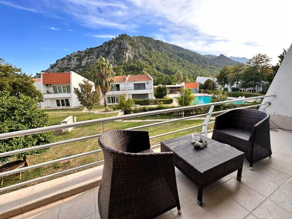安塔利亚Magic mountain villas的一个带桌椅的山景阳台。