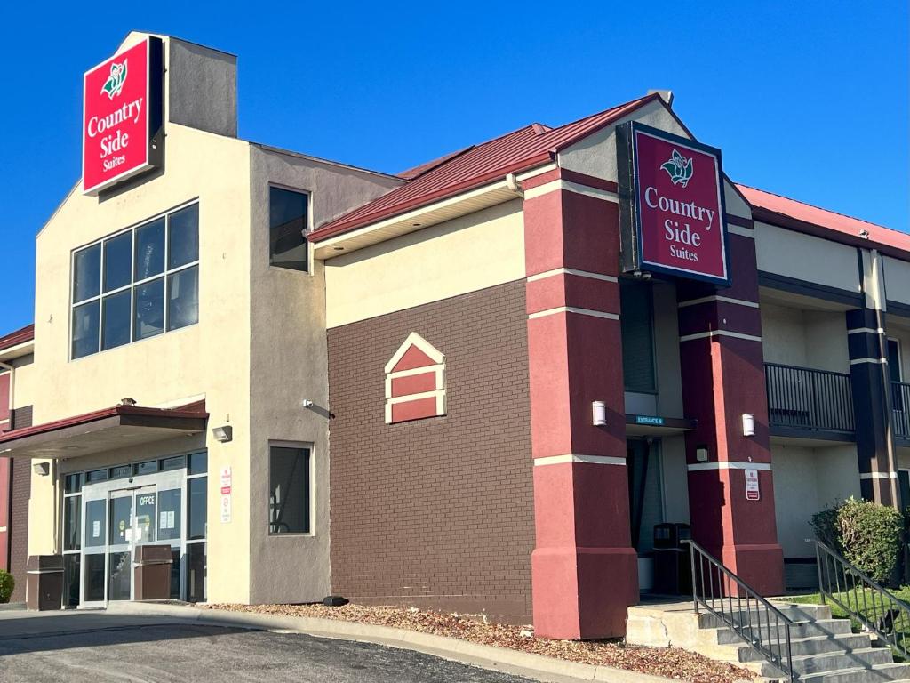 独立城Countryside Suites Kansas City Independence I-70 East Sports Complex Hotel的带有乡村商店标志的建筑物