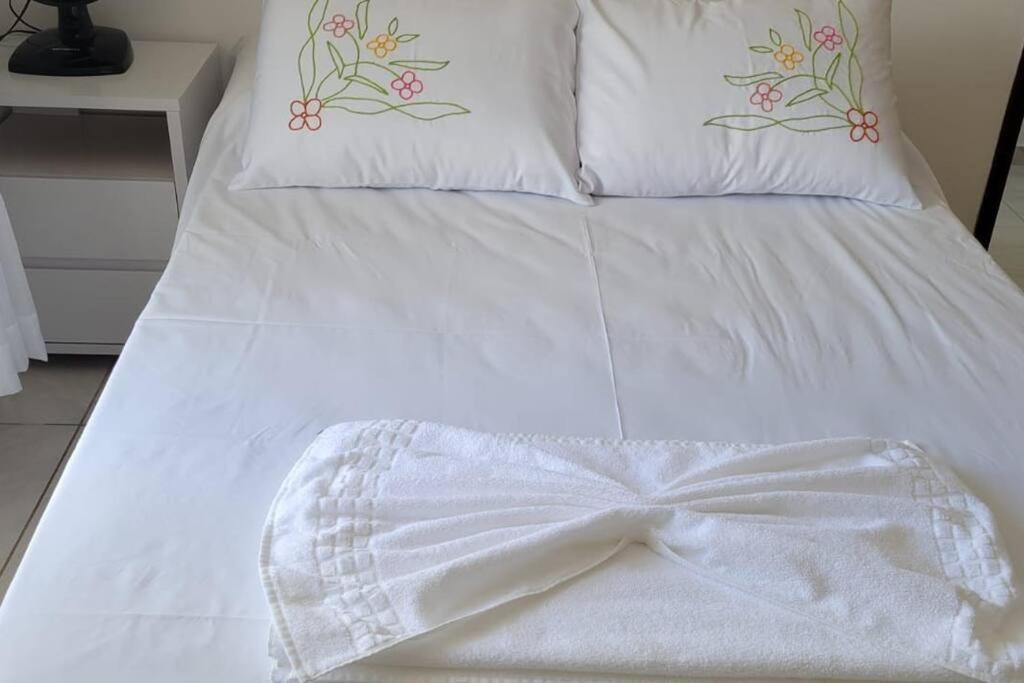 新文达移民镇Apartamento Venda Nova do Imigrante的白色的床、白色床单和枕头