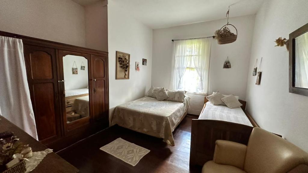 迈里波朗Refúgio Pasárgada Guest House的客厅配有沙发和椅子