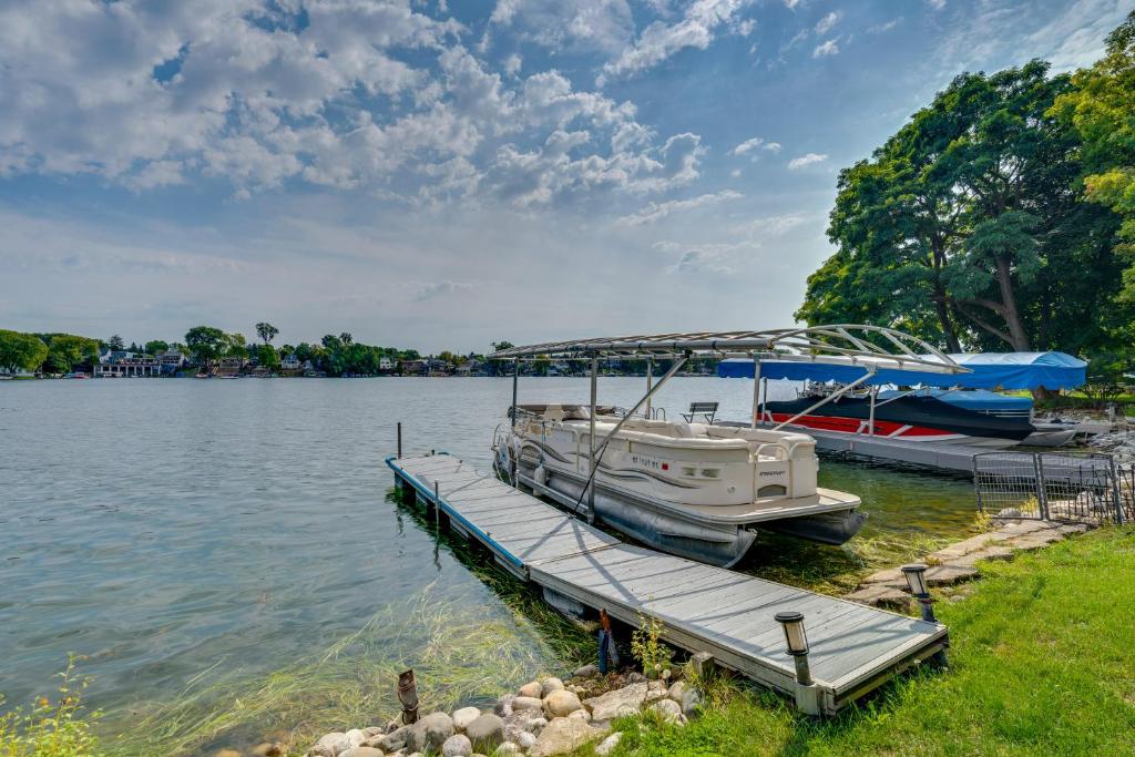 奥康诺摩沃Lakefront Wisconsin Escape with Boat Dock and Kayaks!的两艘船停靠在湖上的一个码头