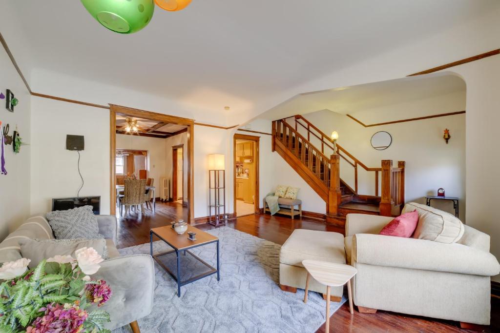 芝加哥Chic Chicago Abode Steps from Magnificent Mile!的客厅配有两张沙发和一张桌子