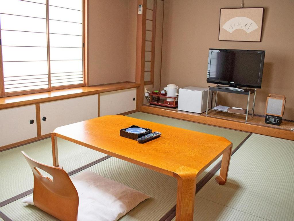 EchizenHotel Akaboshitei - Vacation STAY 49519v的客厅配有咖啡桌和电视