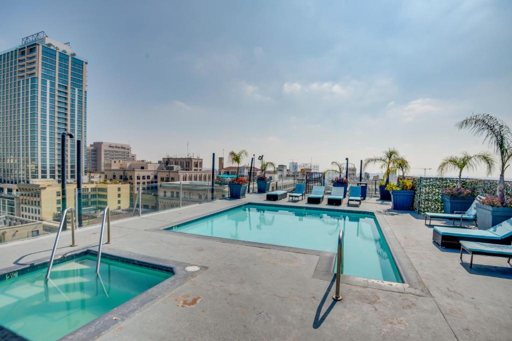 洛杉矶Downtown Los Angeles Condo with Shared Rooftop Pool!的建筑物屋顶上的游泳池