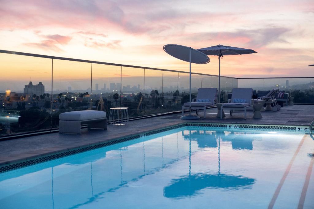 洛杉矶The Godfrey Hotel Hollywood的建筑物屋顶上的游泳池