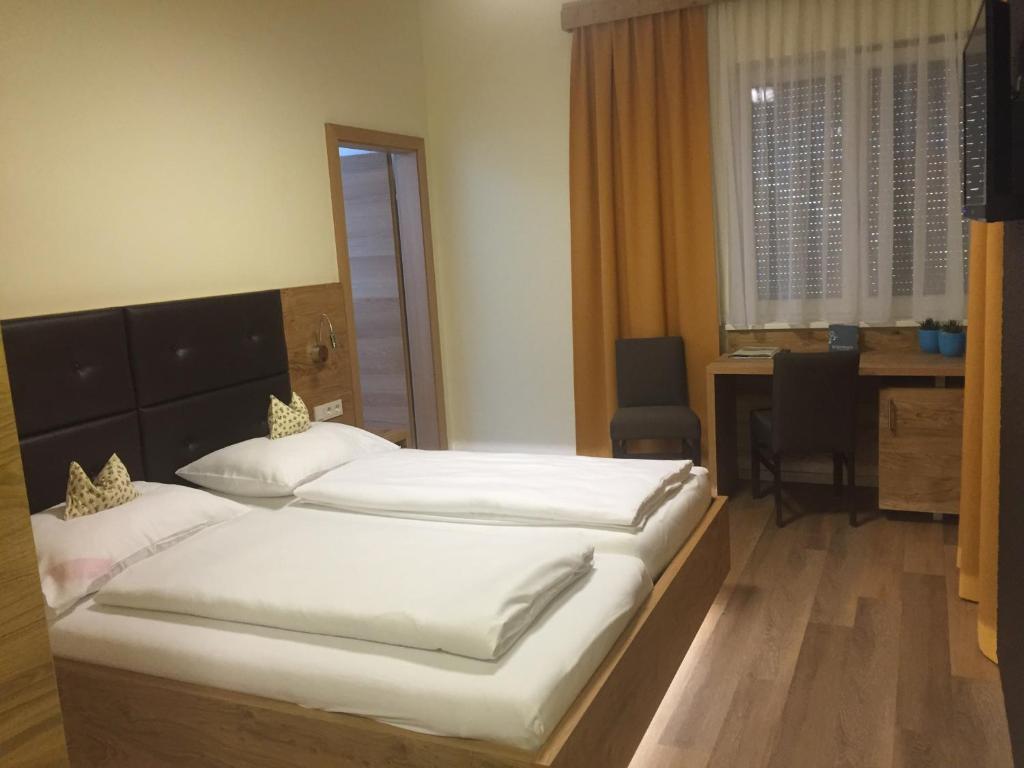 约伊斯施耐芬霍夫宾馆的酒店客房配有两张床、一张书桌和一张书桌。