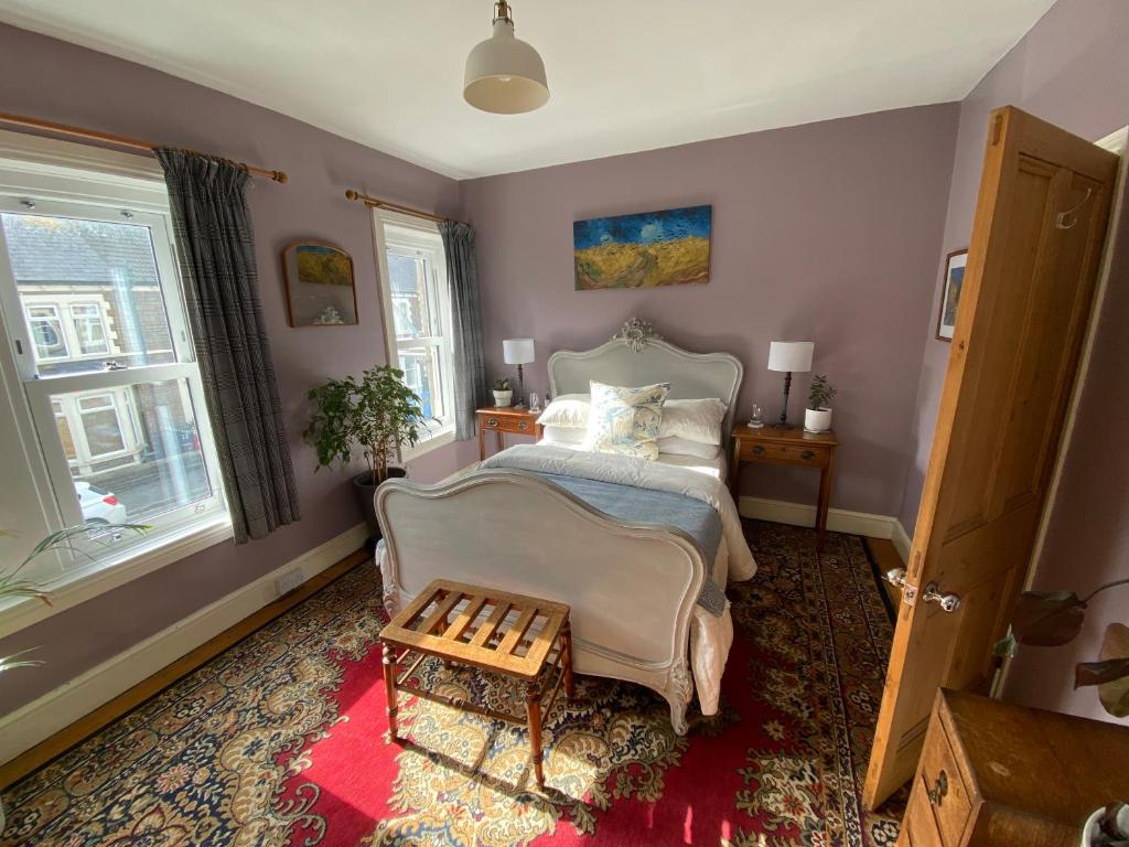 卡迪夫Cardiff - Home from Home的卧室配有床、椅子和窗户。