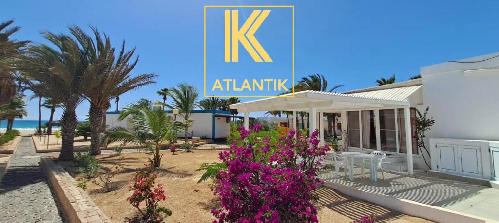 萨尔雷KatlantiK Villa Deluxe的带有在 atantis读k的标志的房子